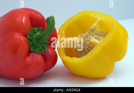 Rote und gelbe Paprika mit Samen Stockfoto
