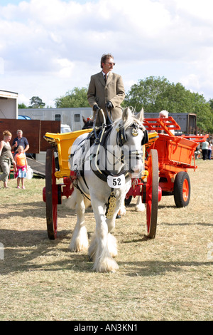 Ein Pferd und Wagen bei Uffington Whitehorse Land zeigen. Stockfoto