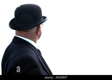 Ein Mann trägt einen Bowler-Hut wegsehen. Stockfoto