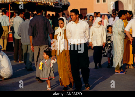 Marokkaner, marokkanischen Familie, erwachsene Mann, Frau, Kinder, Djemaa el-Fna, Djemaa el-Fna, marrakech, Marrakesch, Marokko, Afrika Stockfoto