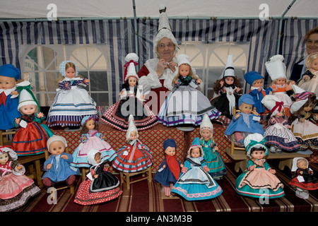 Französin mit traditionellen Hand gemacht Puppen auf Stall im Apfelwein Fayre Caudebec En Caux am Ufer in der Nähe von Lillebonne Frankreich Stockfoto