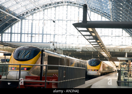 Eurostar-Züge am Bahnhof St. Pancras International station London England UK Stockfoto