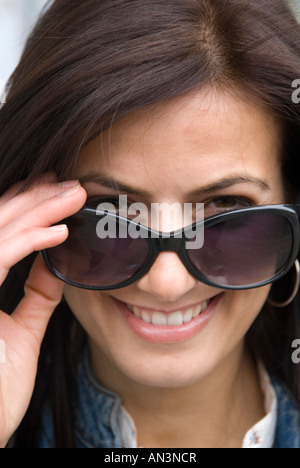 Porträt von schönen jungen türkischen Frau mit Sonnenbrille lächelnd Stockfoto