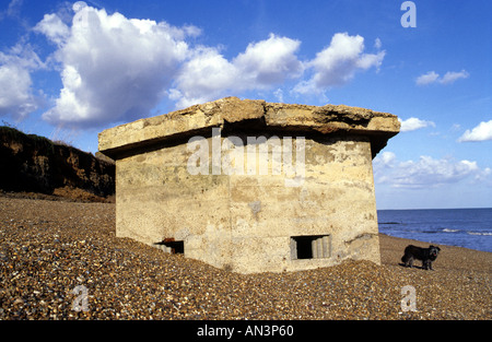 Zweiten Weltkrieg Bunker, die am Strand aufgrund der Erosion der Küsten im Osten Lane Bawdsey, Suffolk, UK gefallen hat. Stockfoto