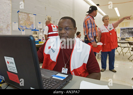 Rote Kreuz ehrenamtlich arbeiten auf Hurrikan Katrina Relief Stockfoto