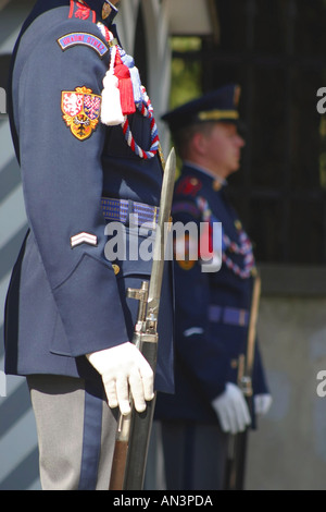 Soldaten, die ständige Aufmerksamkeit auf Prager Burg, Tschechische Republik Stockfoto