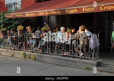 Terrasse eines Restaurants auf beliebten Saint Denis Street in Montreal Kanada Stockfoto