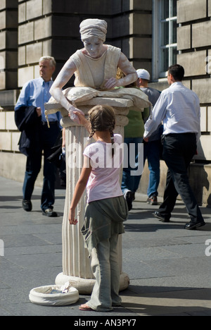 Straßenkünstler mit einem Kind in der Royal Mile Stockfoto