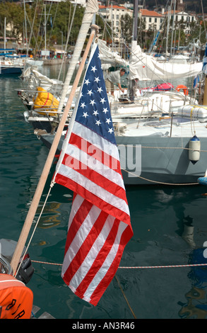 Nahaufnahme der Stars and Stripes Flagge der USA Amerika Amerikaner auf einem Boot Stockfoto
