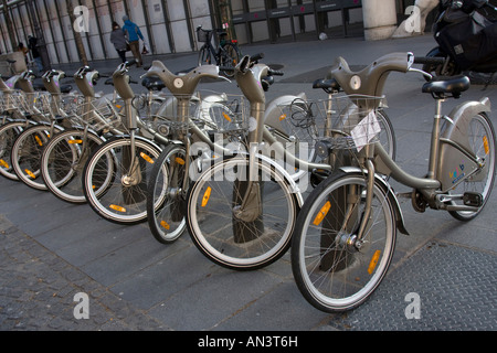 Vélib' ist ein Self-Service "Fahrradverleih" System zur Verfügung 24 Stunden am Tag im Ort ein Platz vor dem Centre Georges Pompidou Stockfoto