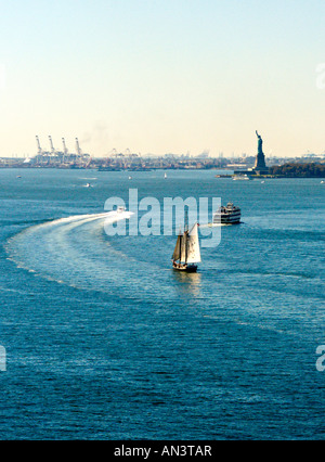 NEW YORK CITY NEW YORK New York Skyline von der Staten Island Ferry an einem schönen Herbsttag mit dem hohen Segelschiff gesehen Stockfoto