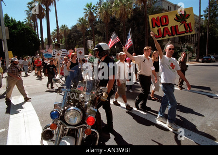 Pro medizinisches Marihuana Demonstranten marschieren vorbei das California State Capital Building in Sacramento. Stockfoto