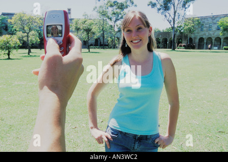 Freund nehmen Porträt der jungen Frau mit Handy Brisbane Queensland Australien Stockfoto