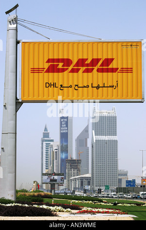 SIND, Vereinigte Arabische Emirate, Dubai, 22.05.2005: DHL Plakatwand in arabischen Buchstaben. Skyline an der Sheikh Zayed Road. Stockfoto