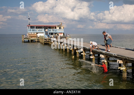 Rod und Reel Fishing Pier am Golf von Mexiko auf Anna Maria Island, Florida Stockfoto