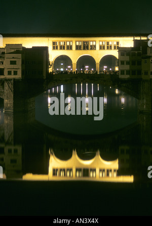 Der Ponte Vecchio in der Nacht. Stockfoto