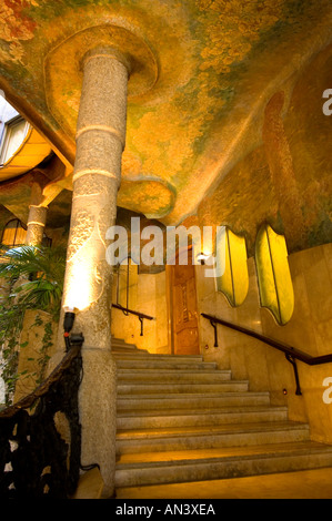 Reich verzierte Treppe im inneren Hof des La Pedrera Wohnblock entworfen vom katalanischen Architekten Antoni Gaudí Barcelona Spanien Stockfoto