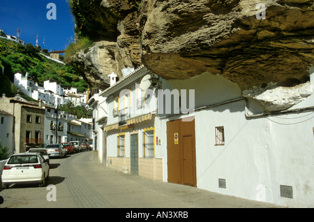 Setenil de Las Bodegas baute ein Pueblo Blanco-Dorf mit Häusern in der Felswand, Andalusien, Spanien Stockfoto