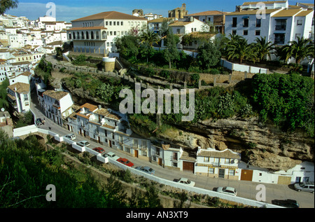 Setenil de Las Bodegas, einem Pueblo Blanco-Dorf / Stadt in Andalusien, Spanien Stockfoto