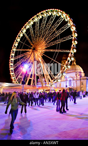 Eislaufen vor dem Rathaus mit Riesenrad an Weihnachten in der Nacht Cardiff Wales UK Stockfoto