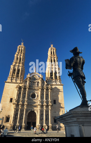 Kathedrale, Statue von Antonio Deza y Ulloa am Plaza de Armas in Chihuahua, Mexiko Stockfoto