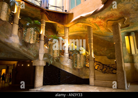 Reich verzierte Treppe im inneren Hof des La Pedrera Wohnblock entworfen vom katalanischen Architekten Antoni Gaudí Barcelona Spanien Stockfoto