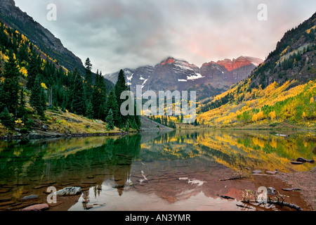 Maroon Bells reflektiert auf Maroon See bei Sonnenaufgang, White River National Forest, Colorado Stockfoto