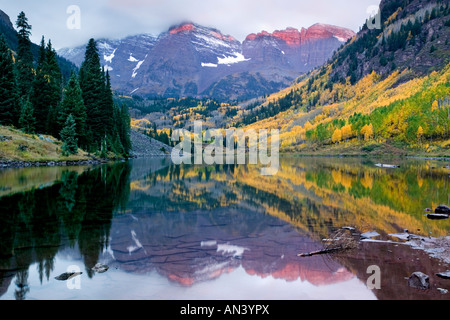 Maroon Bells reflektiert auf Maroon See bei Sonnenaufgang, White River National Forest, Colorado Stockfoto