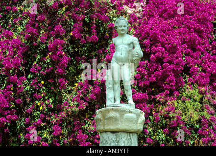 Statue vor Blumen, Casa de Pilatos, Sevilla, Spanien, Europa Stockfoto