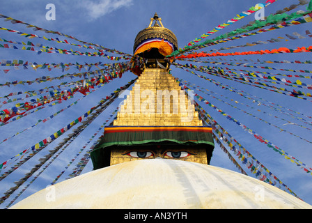 Gebetsfahnen auf die große Stupa von Boudhanath in Kathmandu Stockfoto