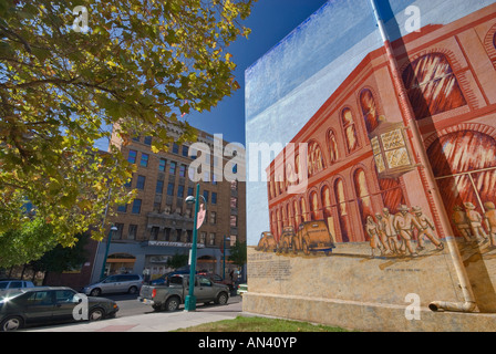 Vorbei an der Fackel-Wandbild auf der Central Avenue Route 66 in der Innenstadt von Albuquerque New Mexico USA Stockfoto