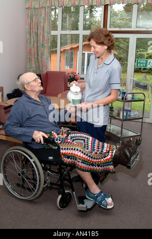 Krankenhauspatienten wird eine Tasse Tee auf der Station von einem Mitglied des Pflegepersonals England UK Stockfoto