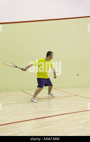 Junger Mann, squash spielen Stockfoto