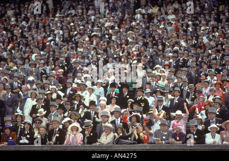 Royal Ascot Horde von Rennsportlern, die Pferderennen vom Grand Stand 1980er Jahre 1985 England UK HOMER SYKES beobachten Stockfoto