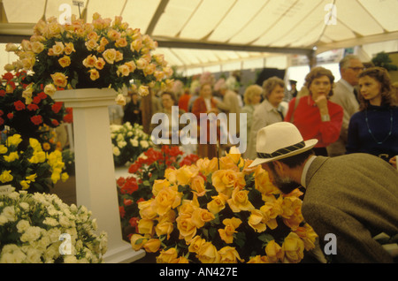 Chelsea Flower Show London 1980er Jahre.UK Frau riecht den Duft aus Eine Rosenanzeige 1984 HOMER SYKES Stockfoto