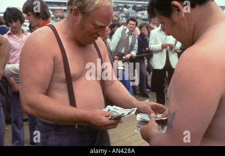 Steuerfreie nicht deklarierte Einkünfte illegales Glücksspiel Geld wechselt die Hände Bargeld Geldbeutel eine Zahlung, Derby Horse Races Epsom Downs Surrey 1980er UK Stockfoto