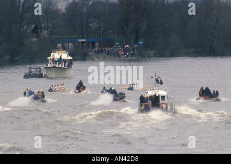 University Boat Race Themse Putney London. Oxford gegen Cambridge University Start des Rennens, Richter, Schiedsrichter und Presseboote der 1980er Jahre UK HOMER SYKES Stockfoto