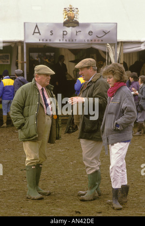 Asprey Juweliere Badminton Horse Trials, zwei Country-Herren in grünen Pufferjacken und flachen Kappen. Grüne Wellington-Stiefel, Vater Tochter. 1980er Jahre Großbritannien Stockfoto