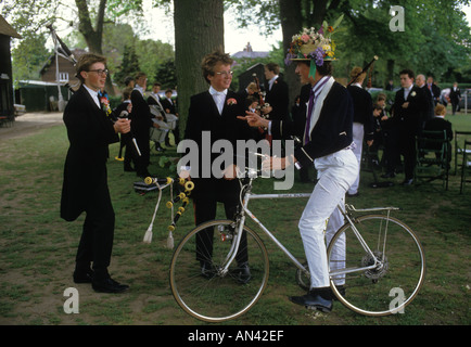 Eton School 1980s Teenager Schuljungen 4. Juni Elterntag in der Eton College Schuluniform und Marinekostüm 1984 Windsor Berkshire HOMER SYKES Stockfoto