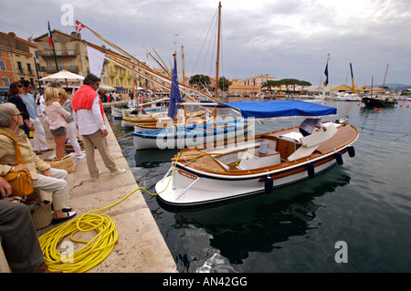 Segeln Sie Boote gefesselt zum Dock entlang Quai Frédéric Mistral in St. Tropez, der Var, Provence, Frankreich. Stockfoto