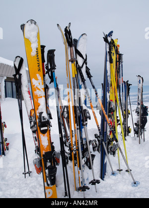 Ski und Stöcke stand aufrecht im Schnee draußen Ptarmigan Restaurant auf Cairn Gorm Berg. Aviemore Cairngorms Schottland, Vereinigtes Königreich. Stockfoto