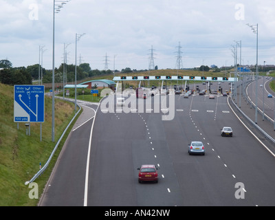 Burntwood Staffordshire West Midlands England UK August M6 AUTOBAHN von oben mit Autos Annäherung an den Mautstationen Stockfoto