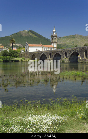 Portugal, Minho Bezirk, Ponte De Lima, die mittelalterliche Brücke, Fluss Lima und die Kirche von Santo Antonio da Torre Velha Stockfoto