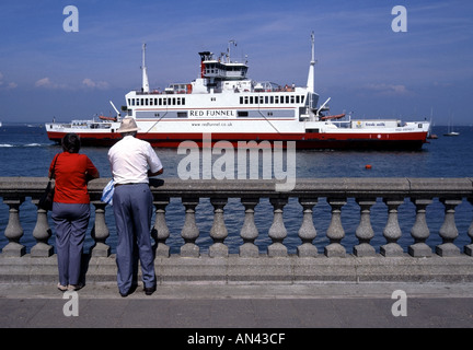 Die Parade West Cowes Isle Of Wight, beobachten die Red Funnel Fähren kommen und gehen auf dem Solent Stockfoto