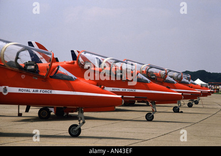 Rote Pfeil RAF Kunstflug fliegen Display teams Düsentriebwerk Hawk Flugzeuge aufgereiht auf Beton hart stehen bei Air Tattoo Stockfoto