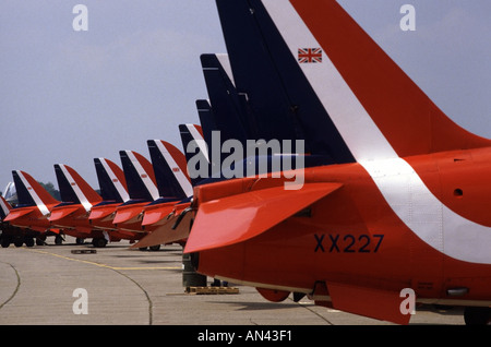 Red Arrows RAF Kunstflugteams Jet Engine Hawk Flugzeuge stellten Air Tattoo Heckflossen Heckflossen Linienreihe North Weald Essex England UK auf Stockfoto