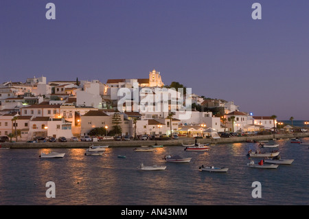 Portugal, Algarve, Ferragudo Dorf im Abendlicht Stockfoto