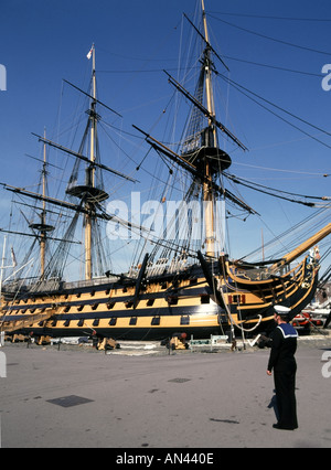 Portsmouth Historic Naval Dockyard erhalten HMS Victory Admiral Horatio Nelsons Flaggschiff in der Schlacht von Trafalgar mit Sailor in Uniform Hampshire UK Stockfoto