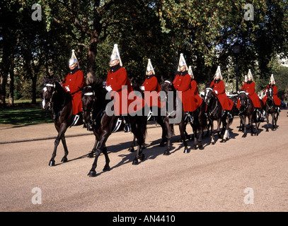 London-Troopers von Haushalt Kavallerie montiert Regiment The Life Guards Ankunft auf Horse Guards für die Änderung der Wachablösung Stockfoto