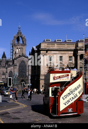 Stadt Edinburgh die High Street Royal Mile Vintage Open Top Bus Außentreppe St Giles Cathedral über die Royal Mile in Edinburgh Schottland Großbritannien Stockfoto